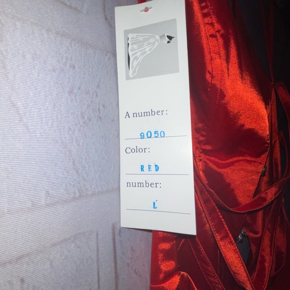 Long red dress great for prom or any special occasion - Picture 4 of 4